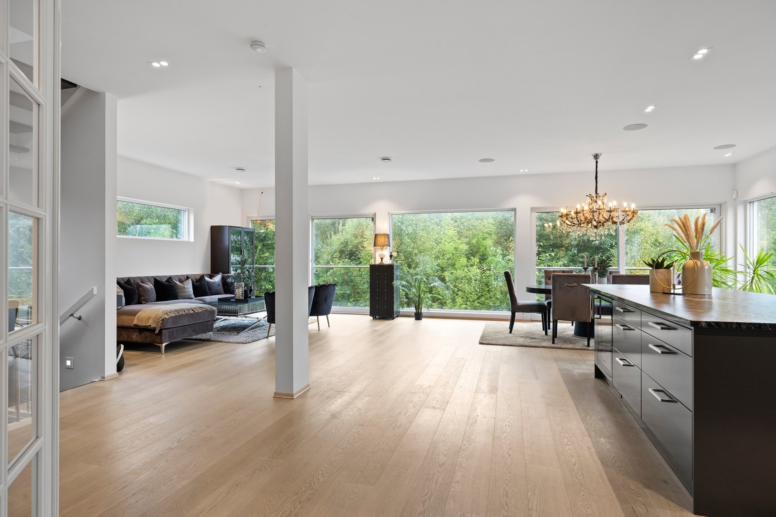 Her blir du umiddelbart møtt av de store vinduene som går fra gulv til tak. Vinduene kan åpnes og du får en fransk balkongløsning. Galleribilde