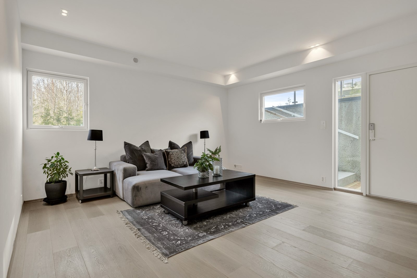 Stor åpen kjellerstue med kjøkkenløsning. God plass til innredning med stor sofa og salongbord. Egen inngangsdør med kodelås. Galleribilde