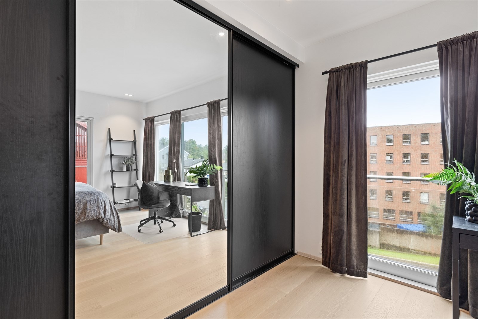 Godt med oppbevaring i medfølgende skyvedørsgarderobe Galleribilde