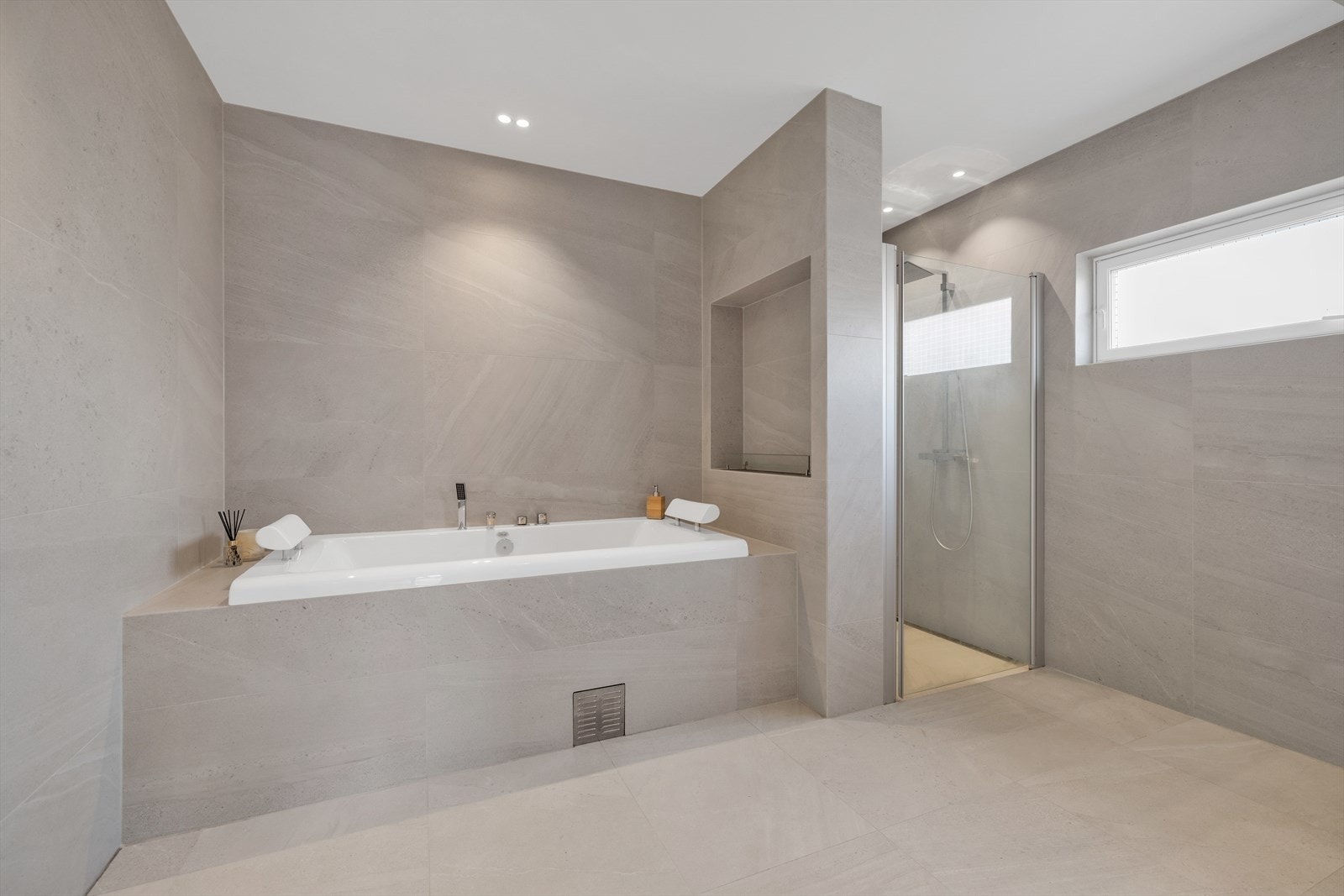 Innebygget badekar og biopeis innfelt i vegg. Her kan man slappe av etter en hard arbeidsuke i sitt eget "spa" Galleribilde