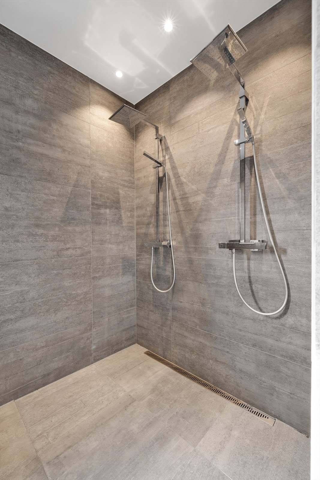 Dusjnisje med dobbeldusj. Galleribilde