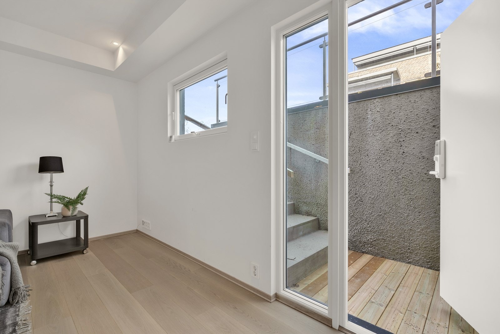 I underetasjen finner praktikantdel med egen inngang på siden av huset med to soverom og åpen stue-kjøkkenløsning. Galleribilde