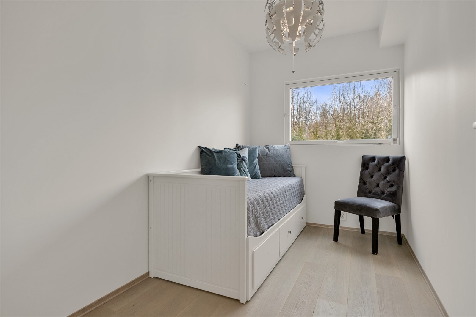 Soverom 2 i underetasjen. Litt mindre, perfekt som barnerom eller hjemmekontor for eksempel. Alt etter ønske og behov. Galleribilde