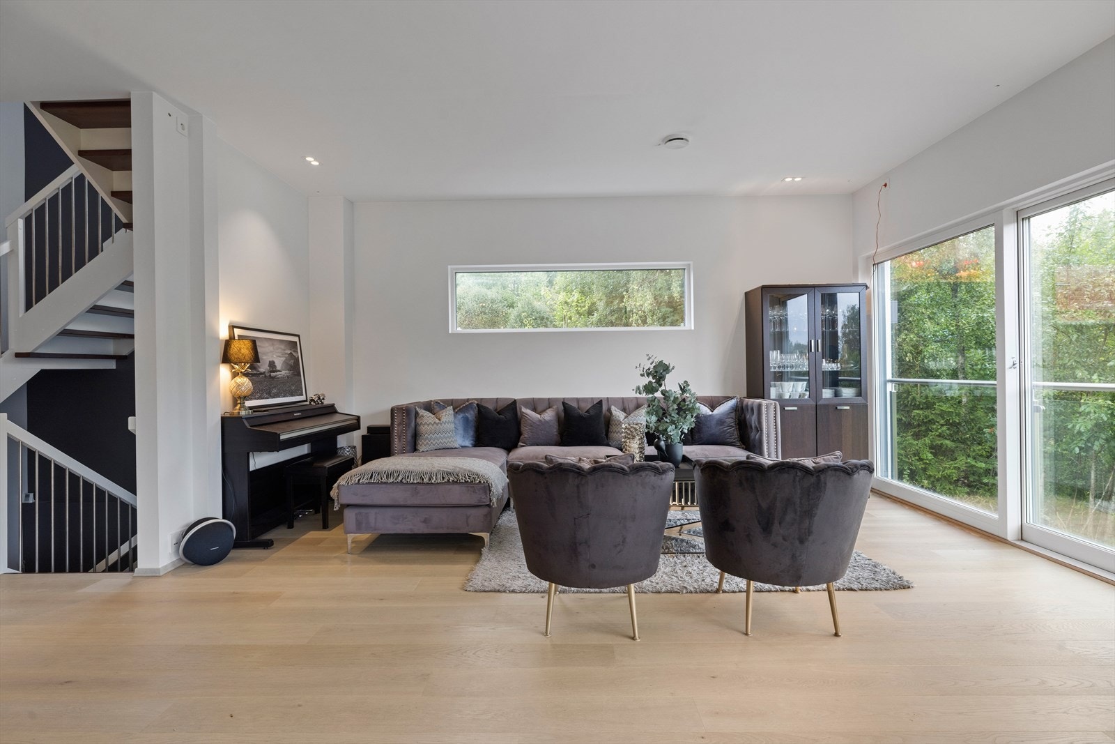 Rommet oppleves som et romslig oppholdsrom med mange innredningsmuligheter. Galleribilde