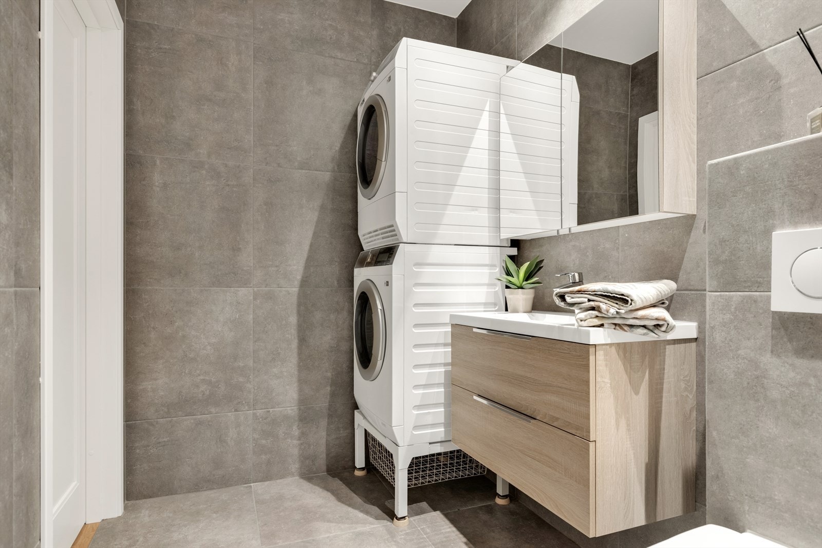 Badet er stort med egen sone for vaskemaskin og tørketrommel. Galleribilde