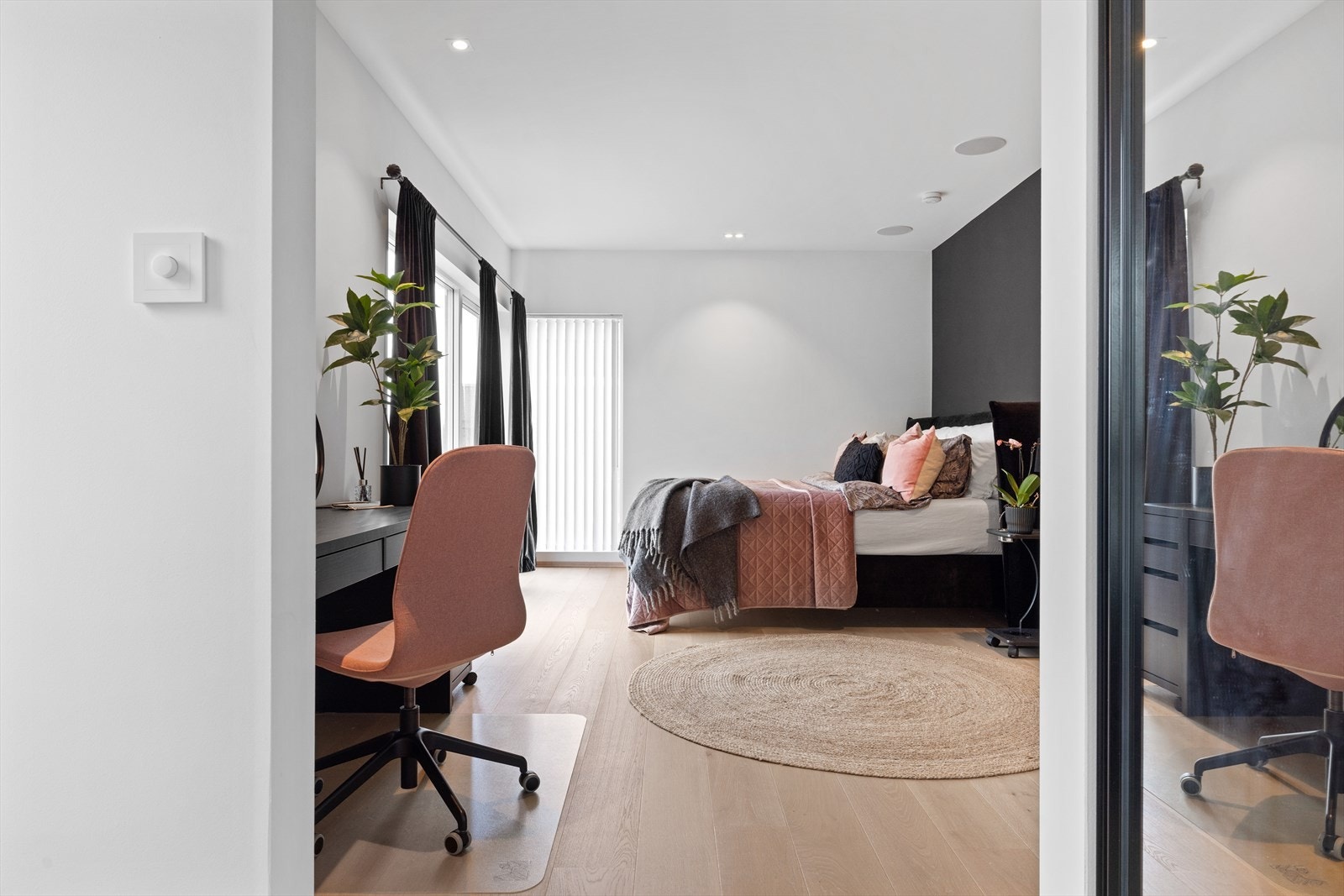 Soverom III.Romslig soverom med god plass til flere soner. Egen walk-in garderobe del Galleribilde