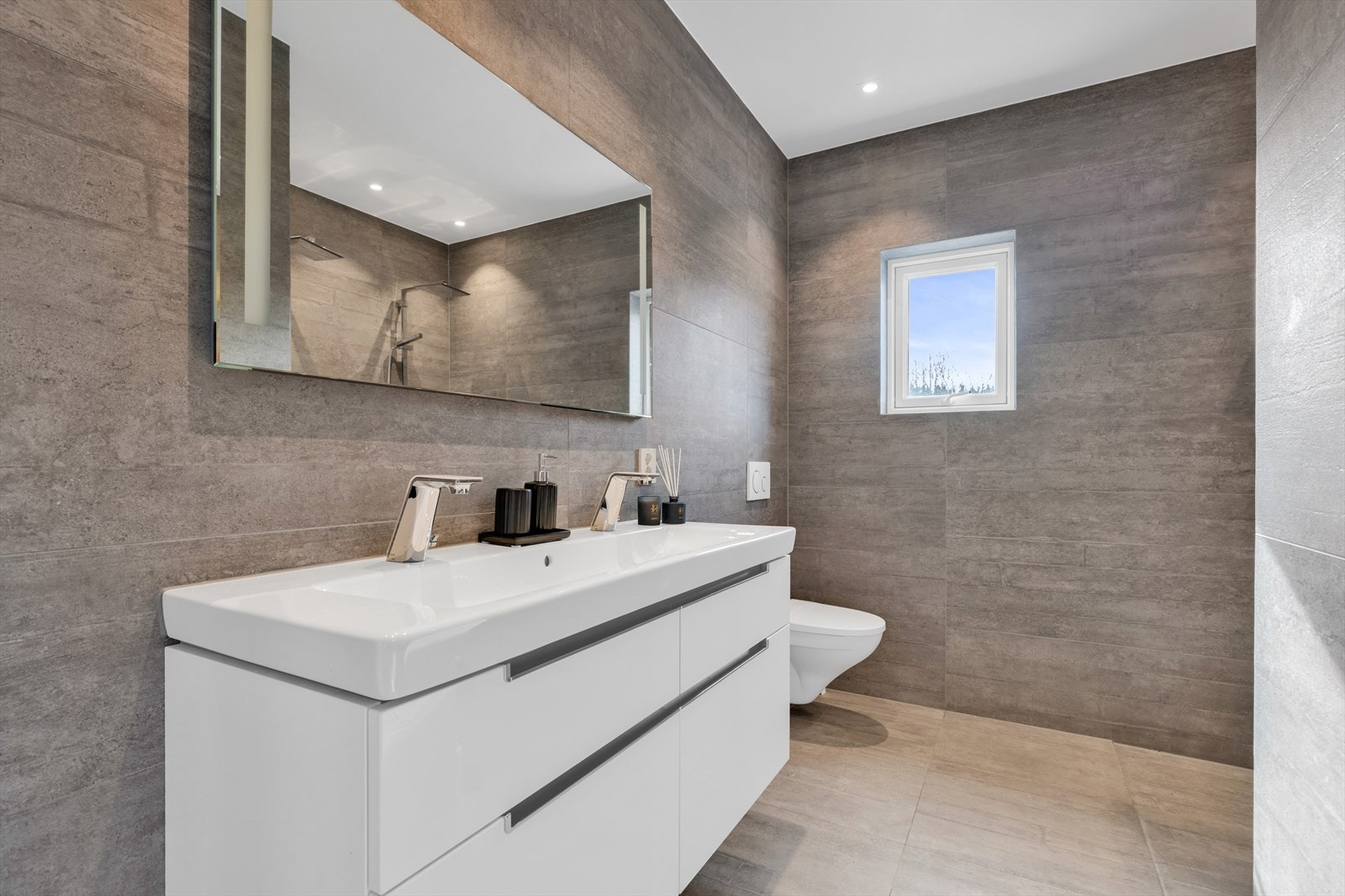 Varmekabler og vannbåren gulvvarme. Galleribilde