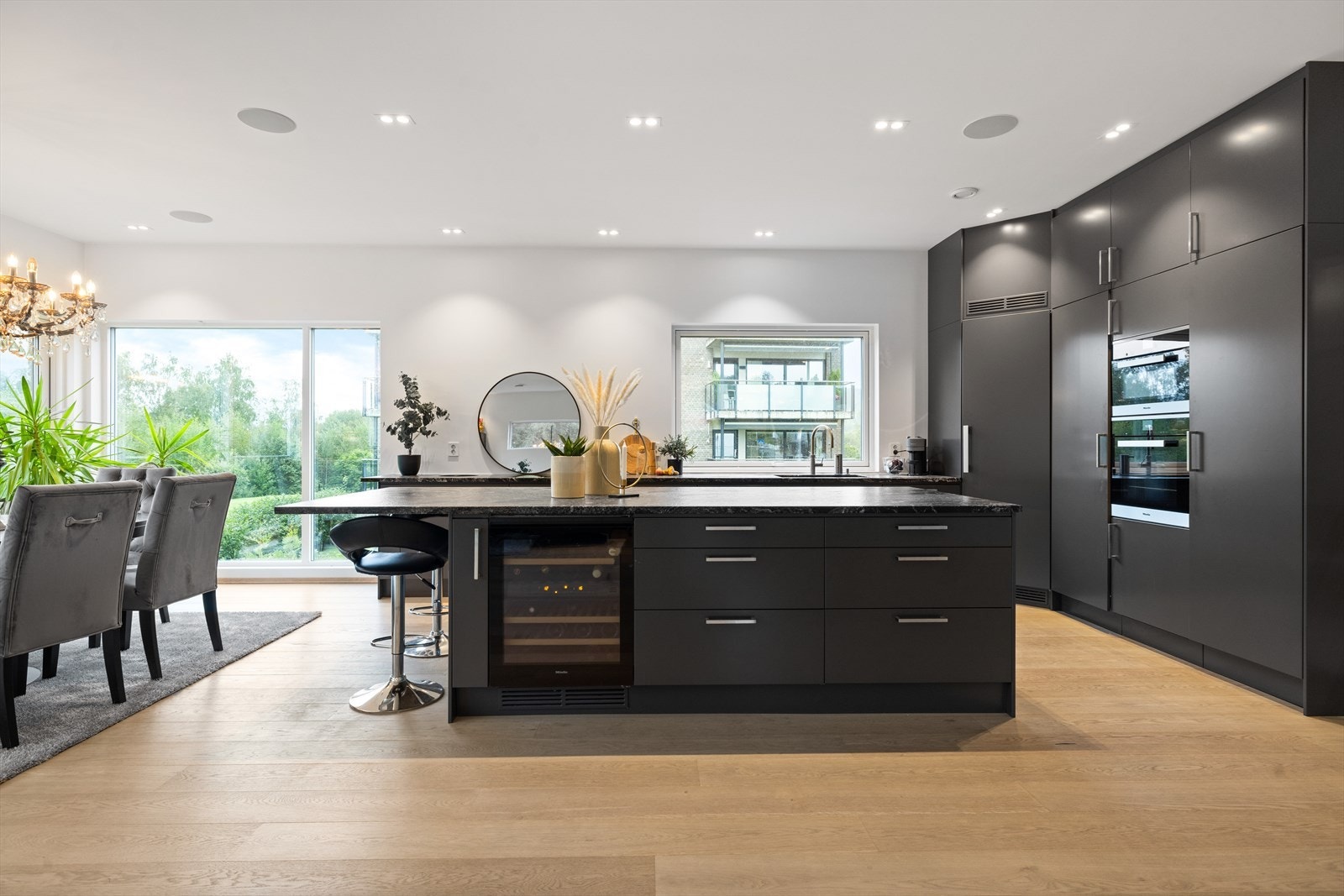 Godt med plass til oppbevaring i skap og skuffer. Stor benkeplate med plass til å forberede de beste retter. Et kjøkken for de kresne. Galleribilde