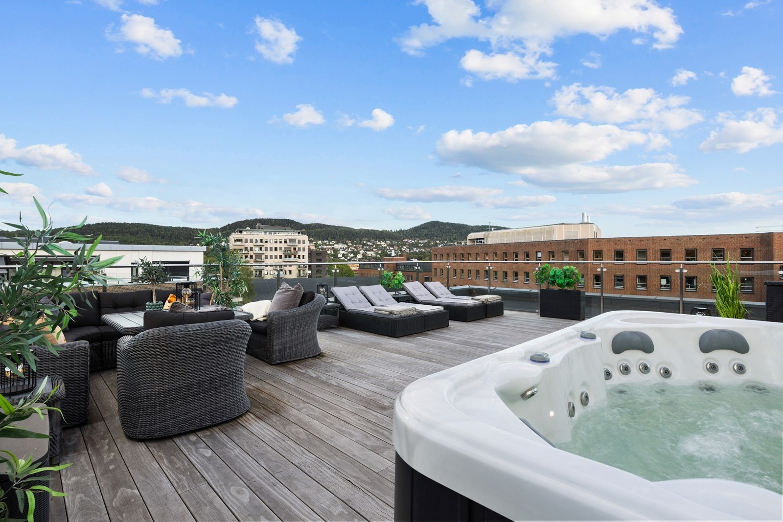 Et fantastisk utområde med deilig jacuzzi. Bose anlegg. Galleribilde