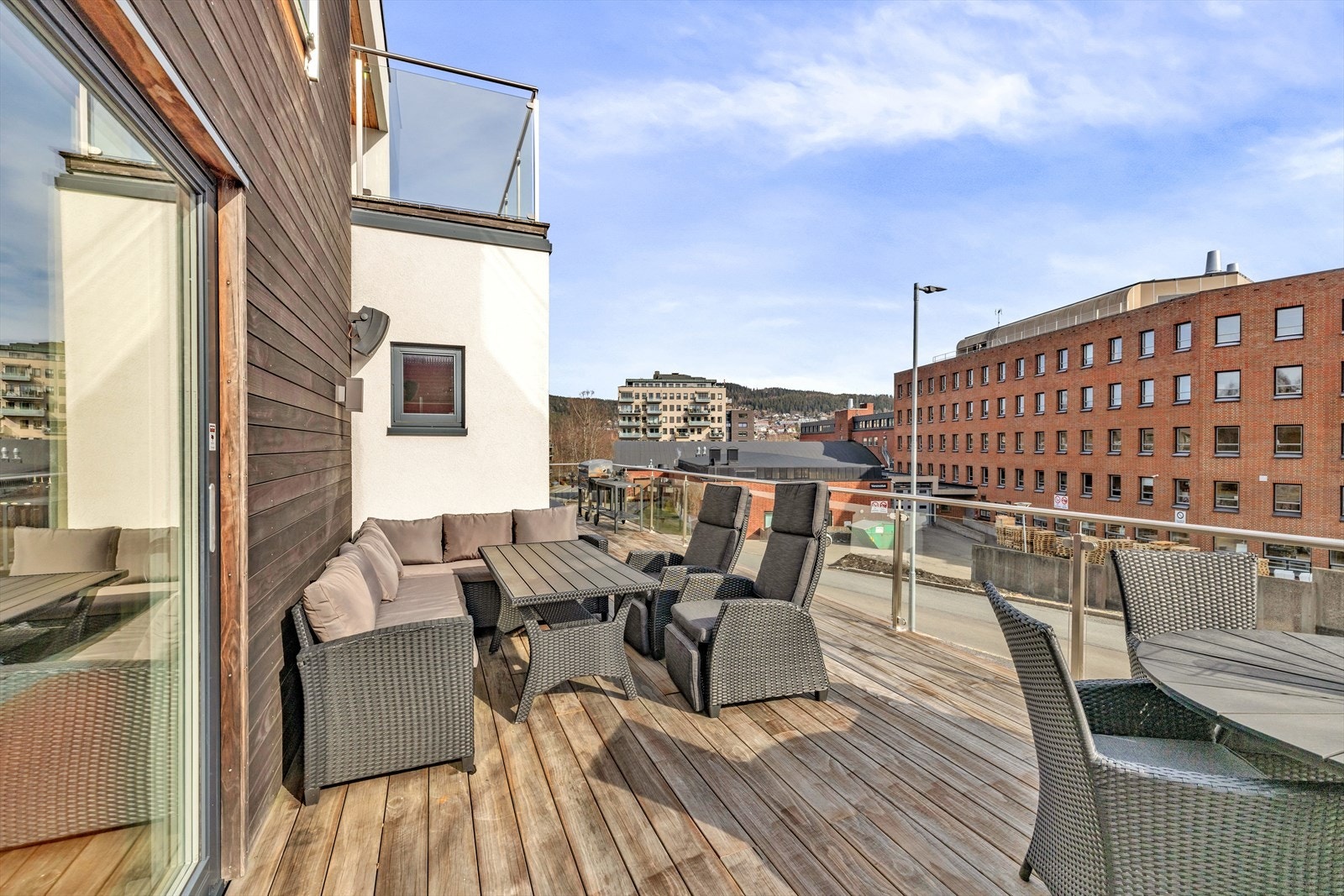 Stor balkong på 39 kvm. med mulighet for innredning i flere soner. Eiendommen har flere uteplasser så du kan nyte solen fra morgen til kveld. Galleribilde