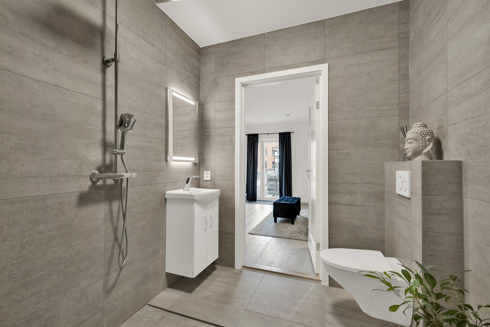 Baderommet har servant med tilhørende oppbevaring. Veggmontert toalett og dusj. I tillegg til klargjort sone for å sette inn badstue. Galleribilde