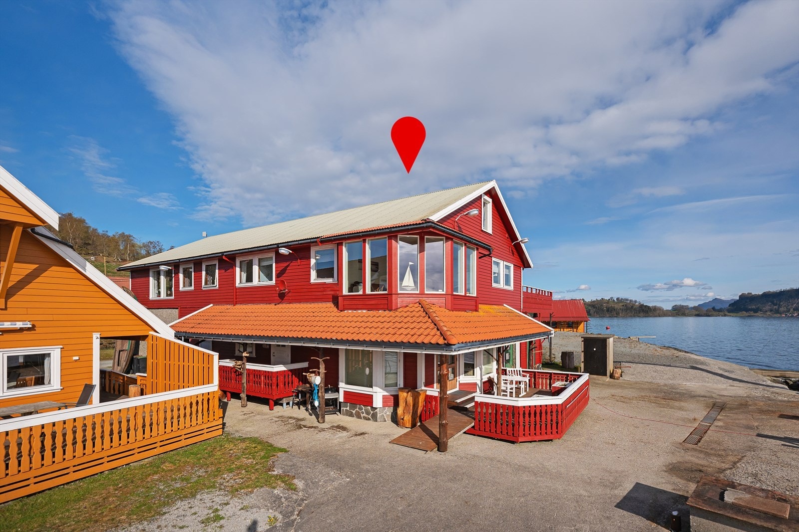 Leiligheten ligger fint til i bygget med en herlig nærhet til sjøen og bryggen Galleribilde