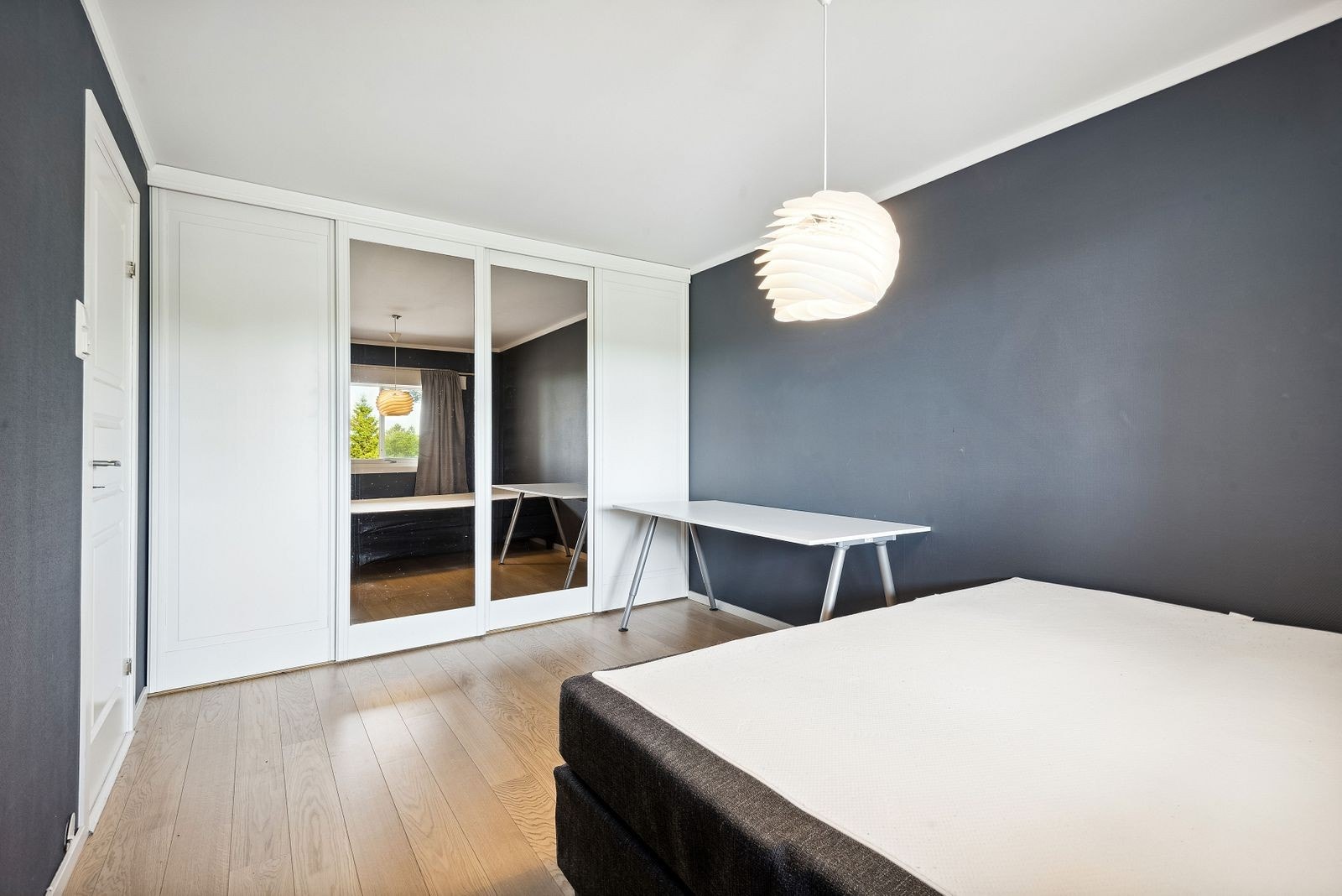 Soverom med god skyvedørs garderobe Galleribilde