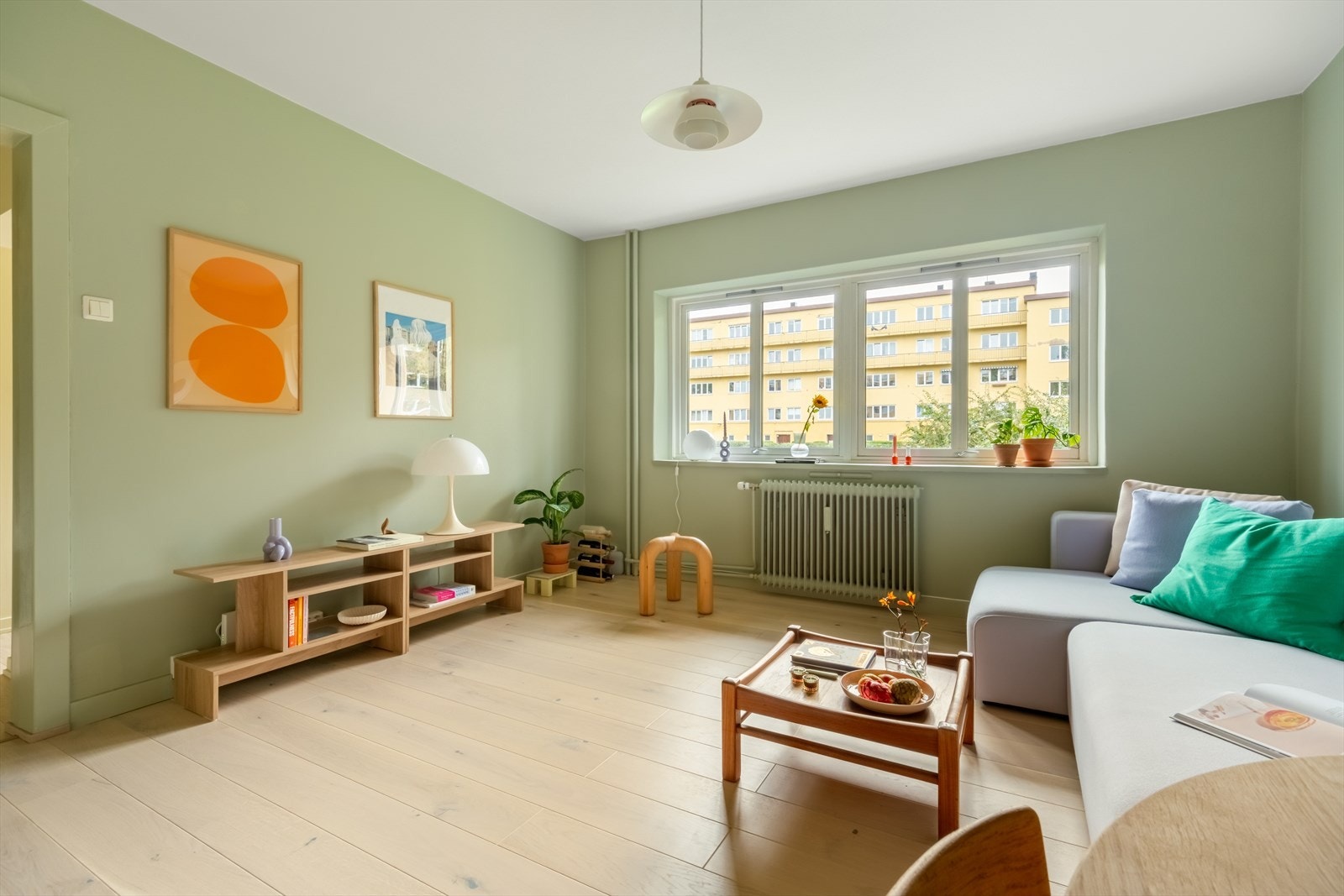 I stuen får du en god romfølelse! Veggene er malt i den duse og flotte fargen Pale Green og de store vindusflatene som lar det naturlige lyset strømme inn er med på å skape meget behagelig atmosfære i rommet. Galleribilde