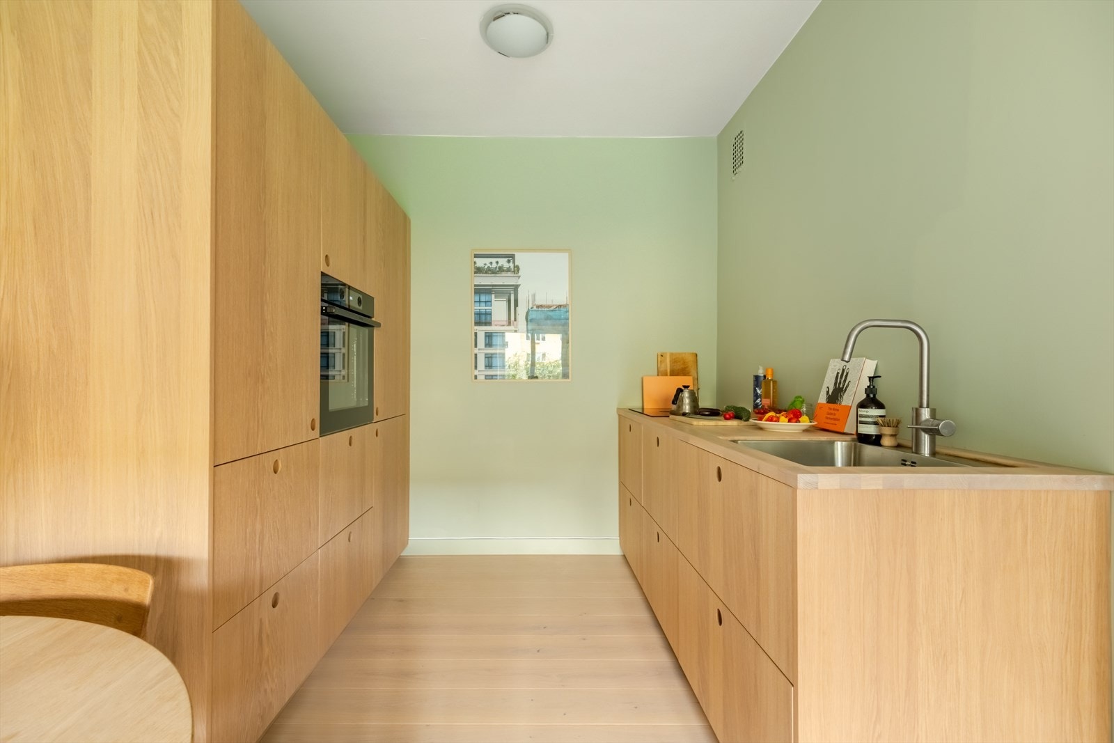 Kjøkkenet er fra 2024 og har et stilrent og unikt design med mye oppbevaringsplass i høye skap og brede skuffer. Galleribilde