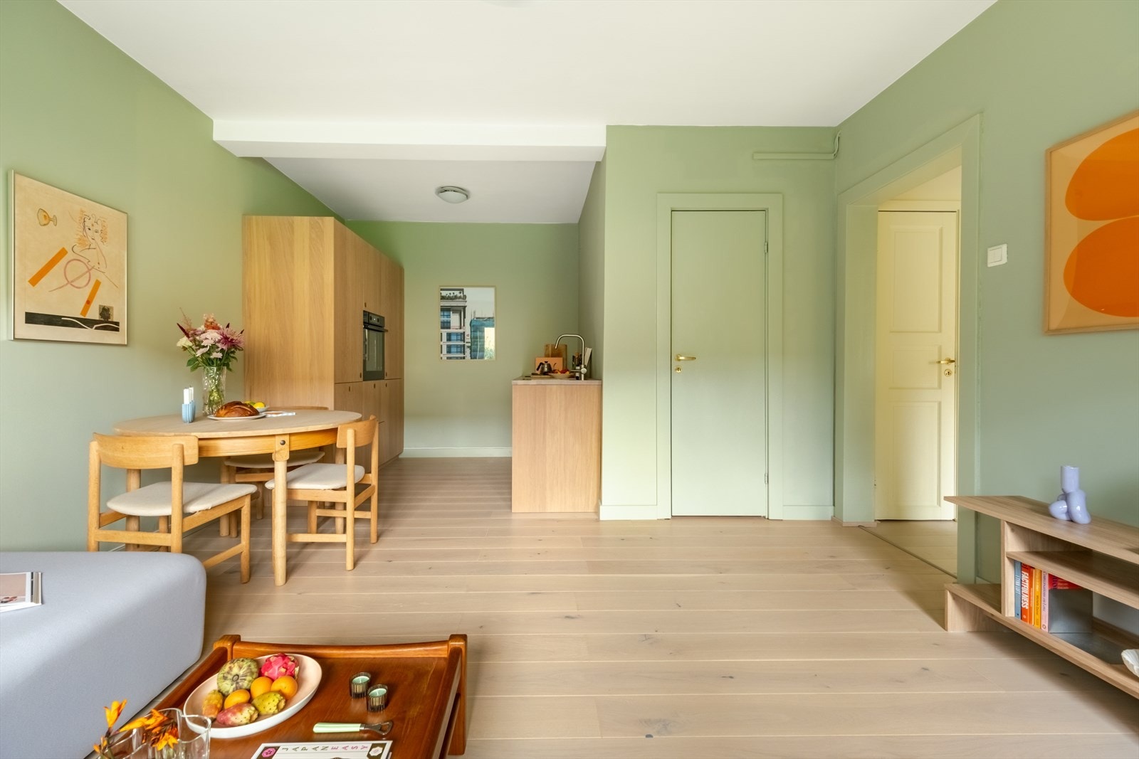 Rommet har et nytt parkettgulv og listefri overgang fra vegger til tak. Galleribilde