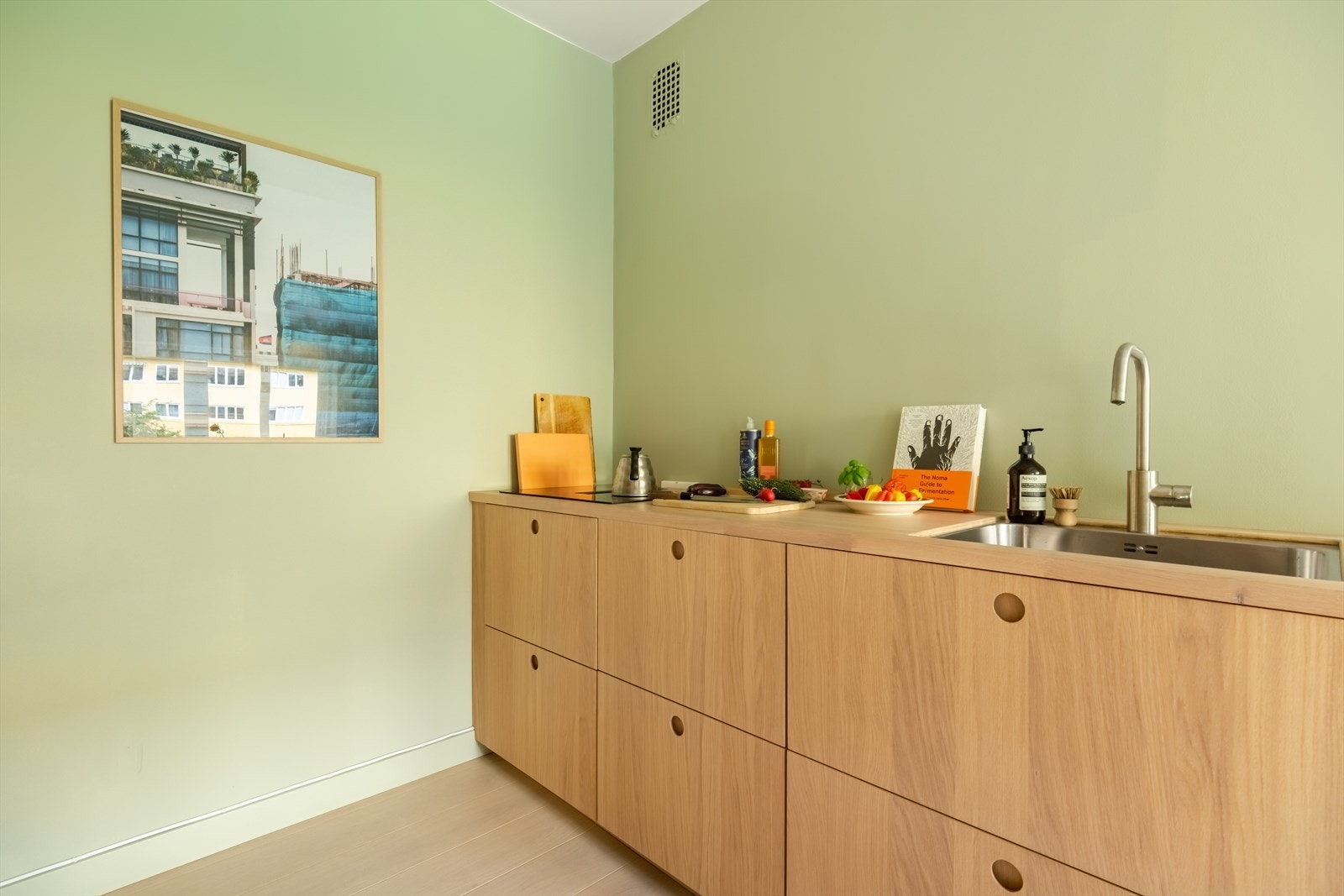 Heltre benkeplate med nedfelt kum og platetopp. Ny vanninstallasjon i 2023. Galleribilde