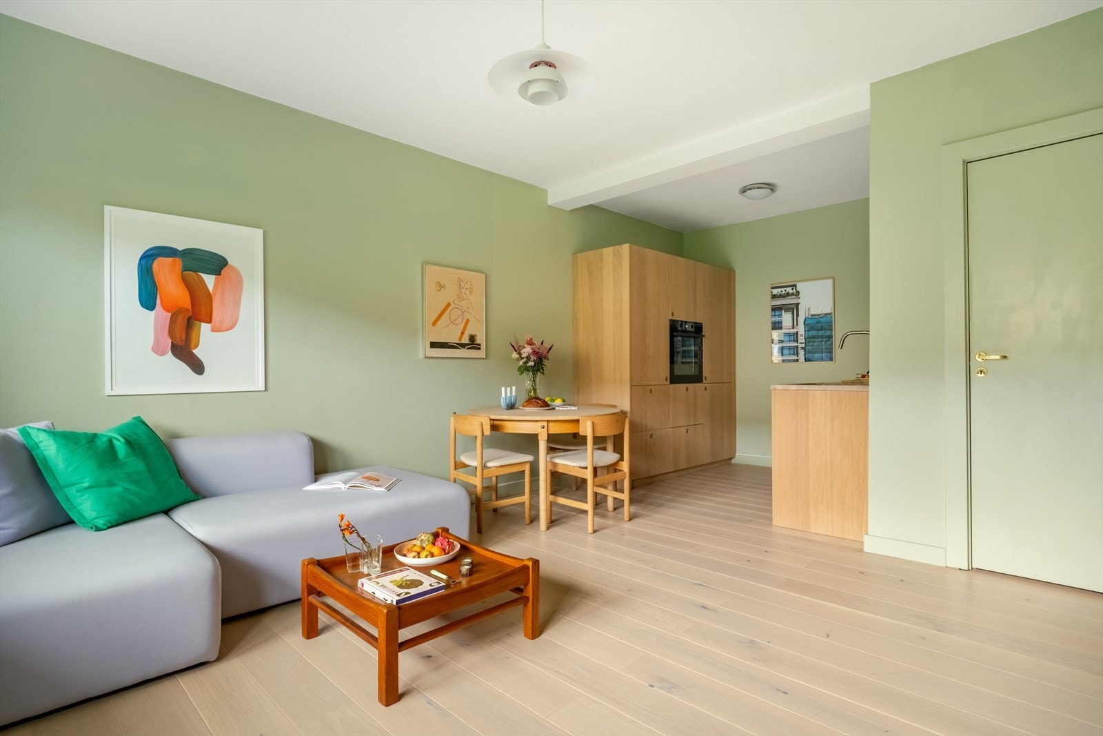 Stuen ligger i åpen løsning med kjøkkenet, og sammen danner de et herlig rom med plass til spisebord i overgangen mellom sonene. Galleribilde