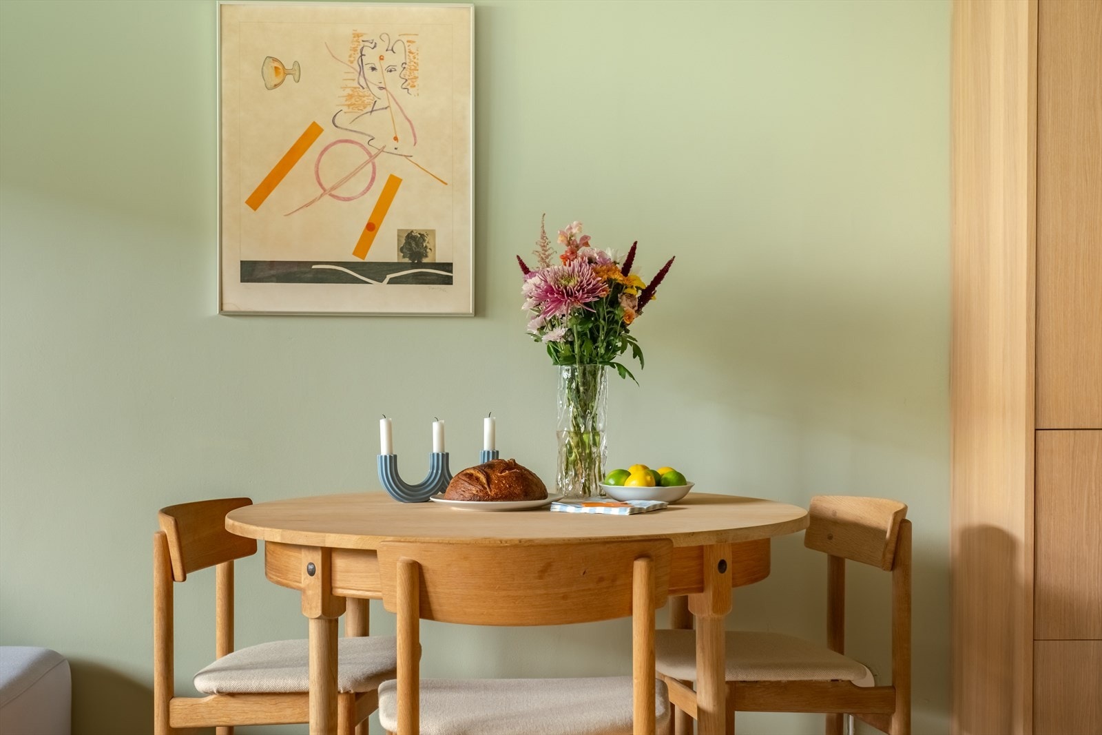 Plass til en hyggelig spisegruppe uten at romfølelsen settes på spill. Galleribilde