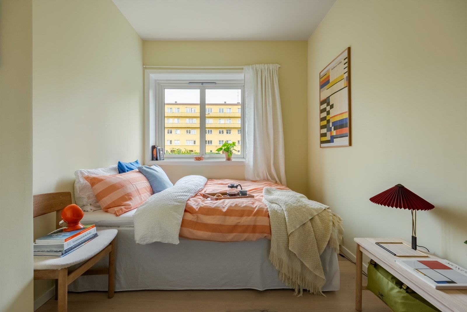 Her er det god plass til stor dobbeltseng og tilhørende nattbord. Galleribilde