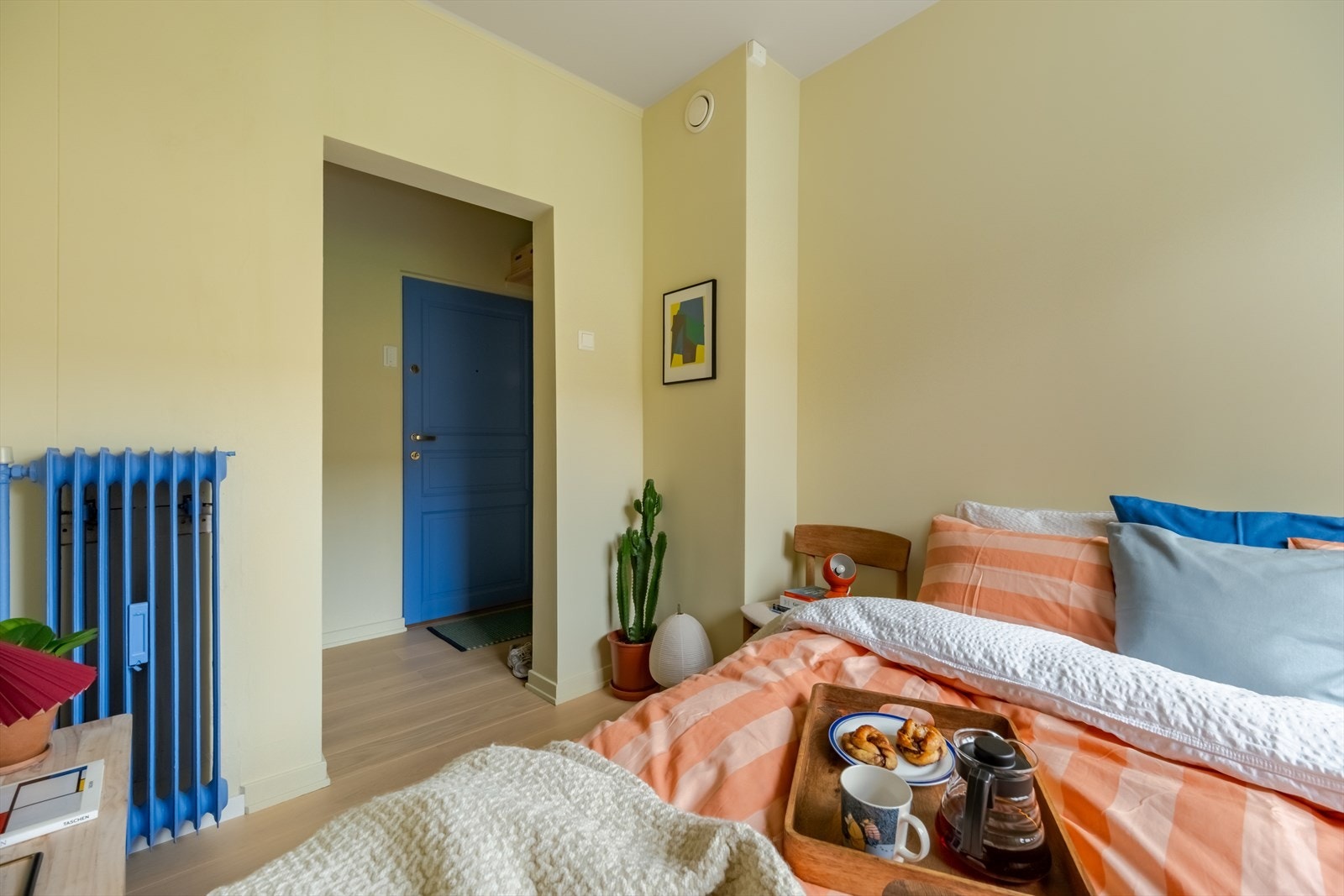 Soverommet har åpen løsning fra entréen, men her kan man enkelt sette inn en dør om man ønsker det. Galleribilde