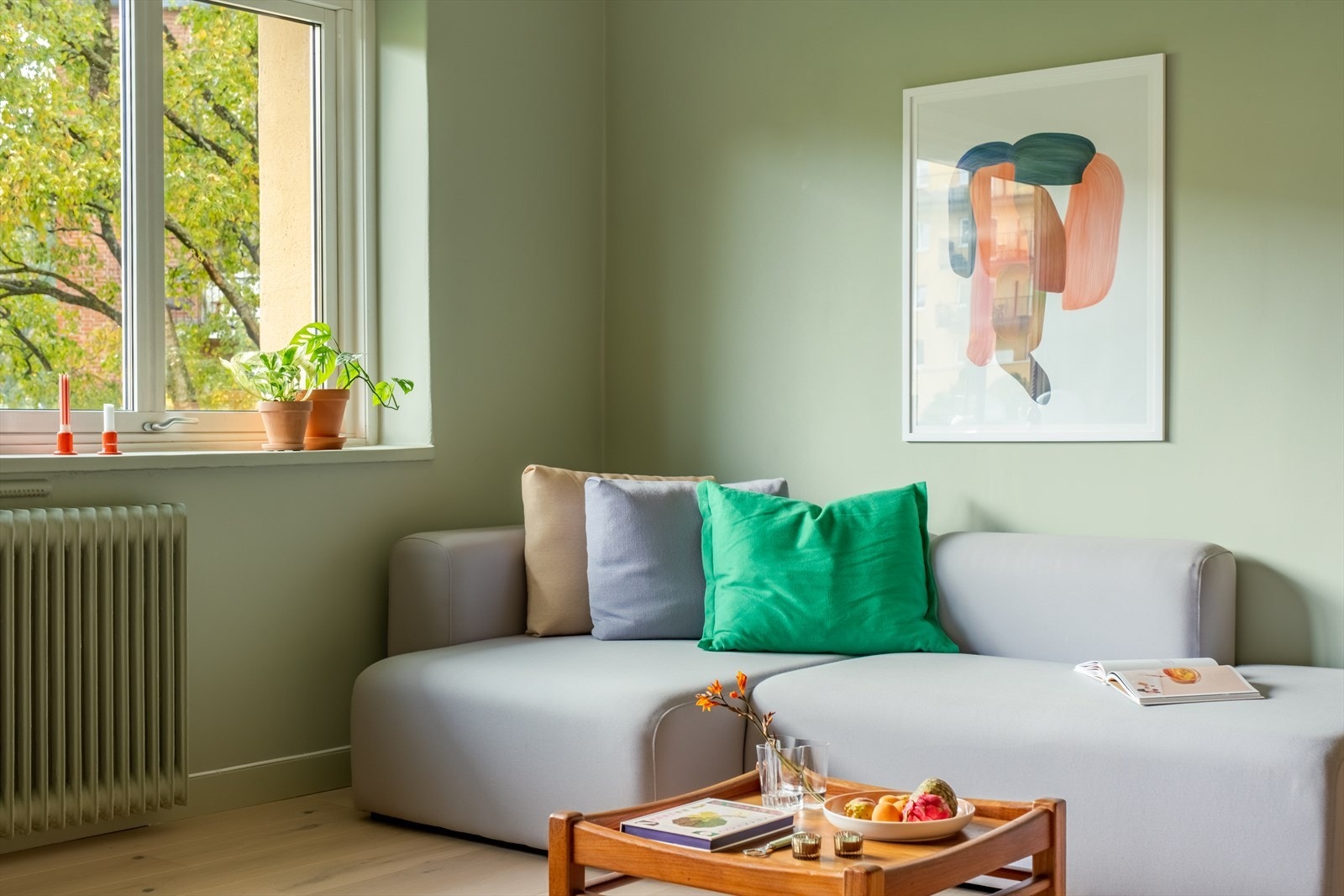 Her er det god plass til den obligatoriske sofakroken, ønsket medie- og oppbevaringsmøblement, samt et spisebord. Galleribilde