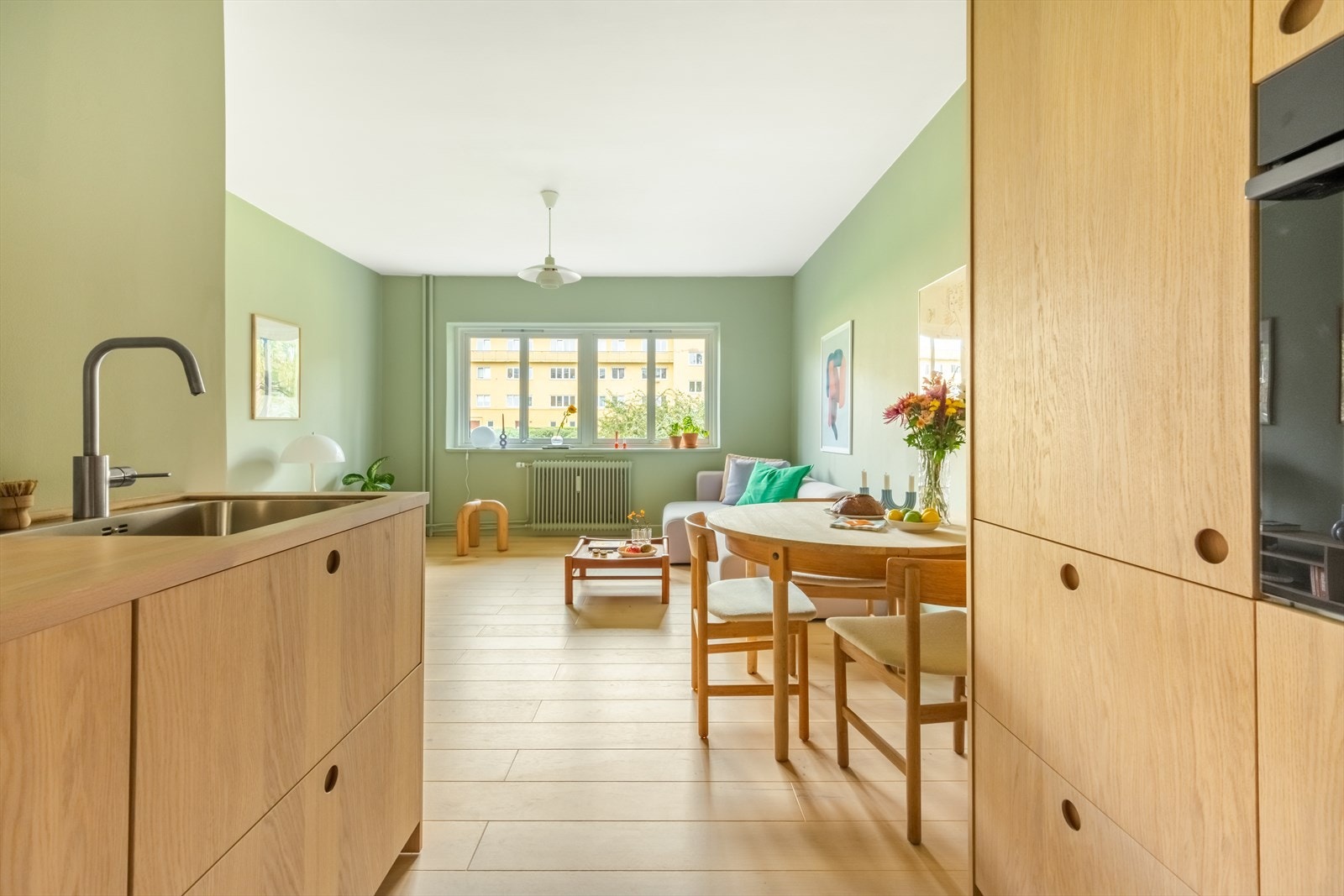 Vi har gleden av å presentere en tiltalende leilighet med god planløsning og attraktiv beliggenhet, tilbaketrukket fra trafikkstøy, men likevel svært sentralt. Galleribilde