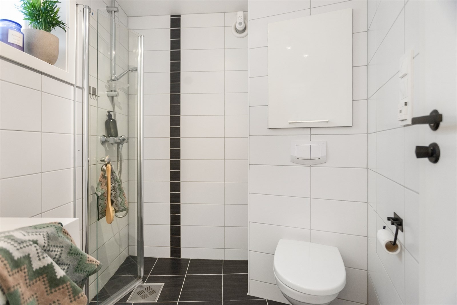 Badet er helfliset og har varme i gulv Galleribilde