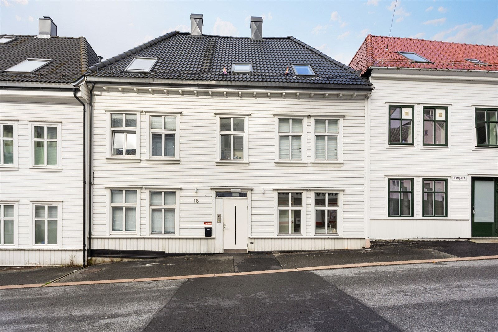 Leiligheten ligger i et sjarmerende Bergenshus som ble rehabilitert i 2010/2011 Galleribilde