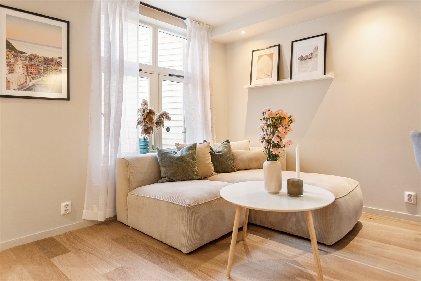 I stuen er det plass til en hyggelig sofagruppe Galleribilde