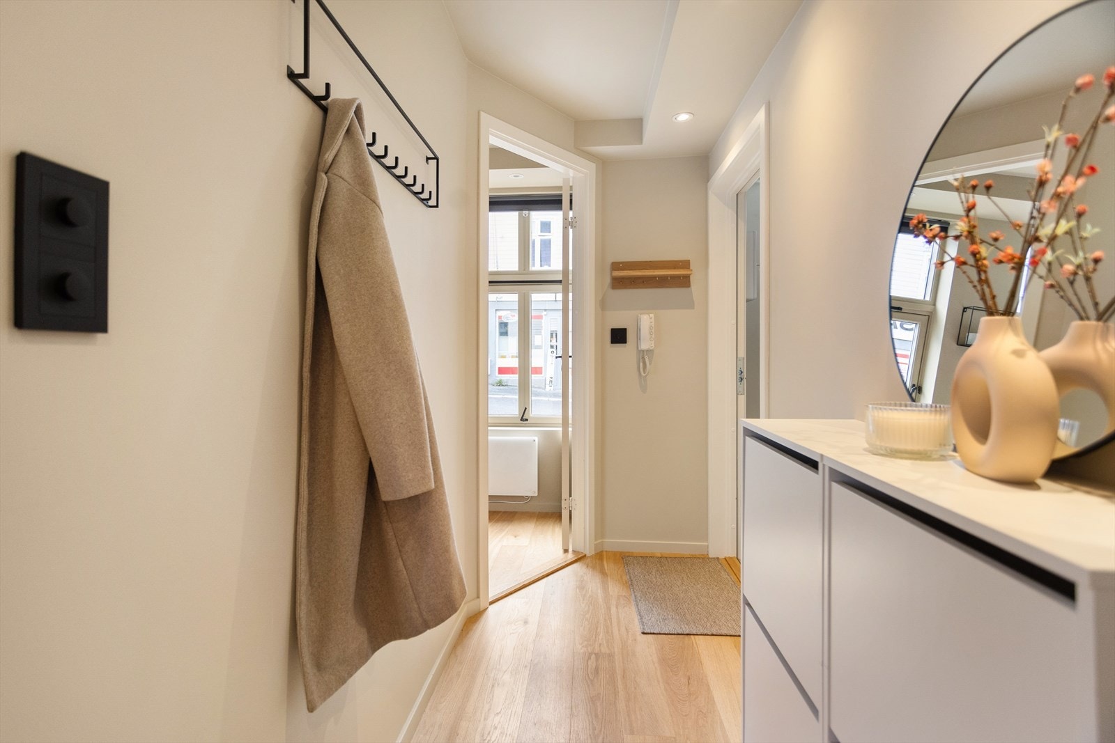 I leilighetens gang er det plass til å henge av seg yttertøy og sette fra seg sko. For ytterligere oppbevaring disponerer leiligheten en ekstern bod på 4,6 m². Galleribilde