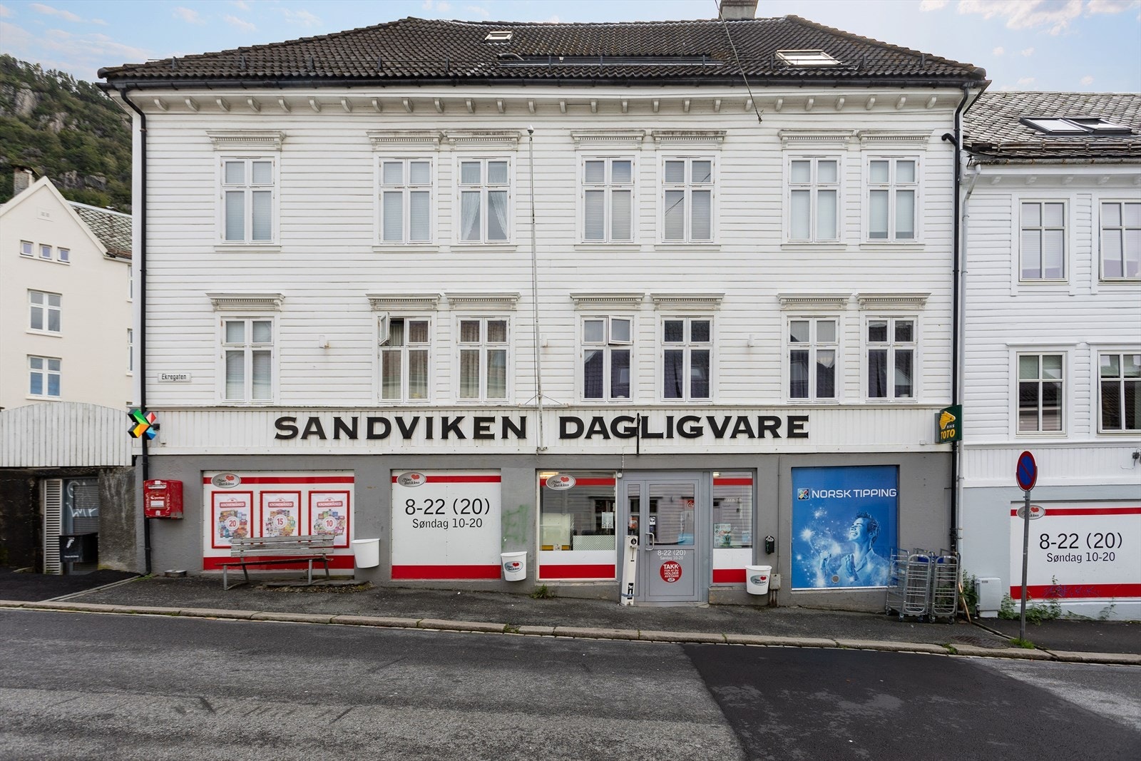 Dagligvarebutikkene Bunnpris Mulen og Nærbutikken Sandviken (søndagsåpen) ligger en kort spasertur fra leiligheten Galleribilde