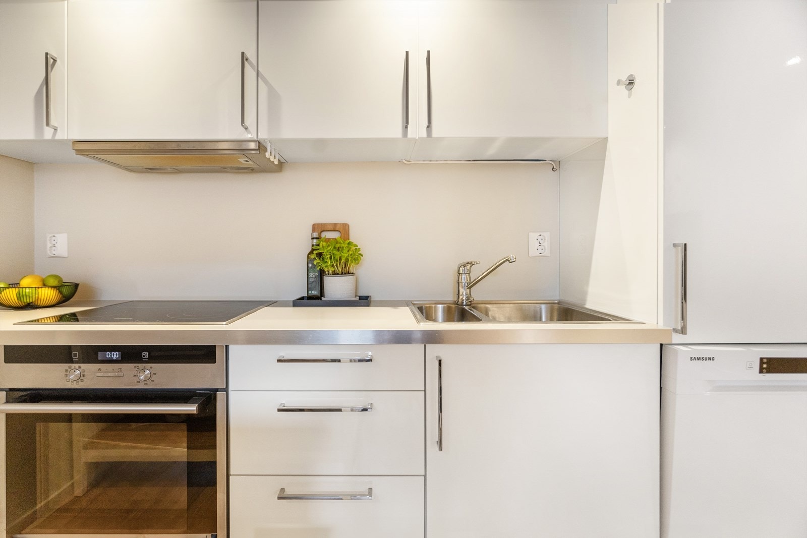 Av integrerte hvitevarer finner vi induksjonsplatetopp, stekeovn samt kjøle- og fryseskap. Opplegg for oppvaskmaskin. Galleribilde