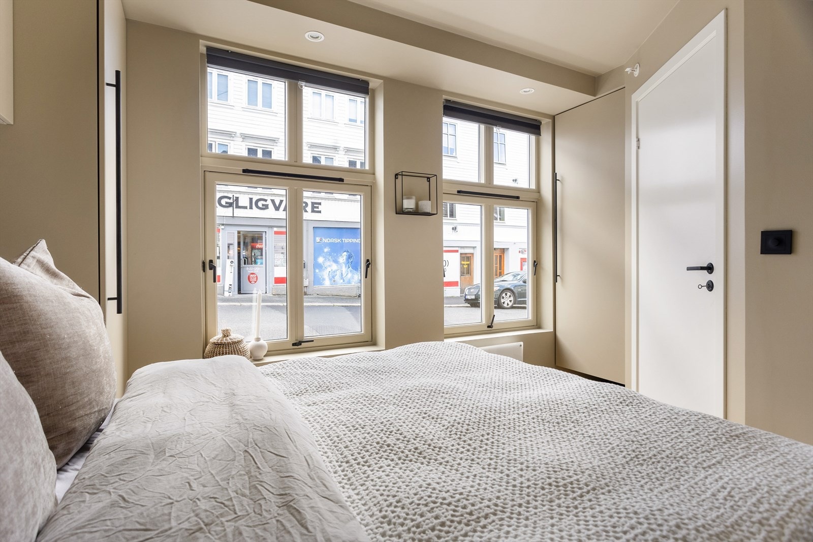 Det er godt med naturlig lysinnslipp fra store vindusflater Galleribilde
