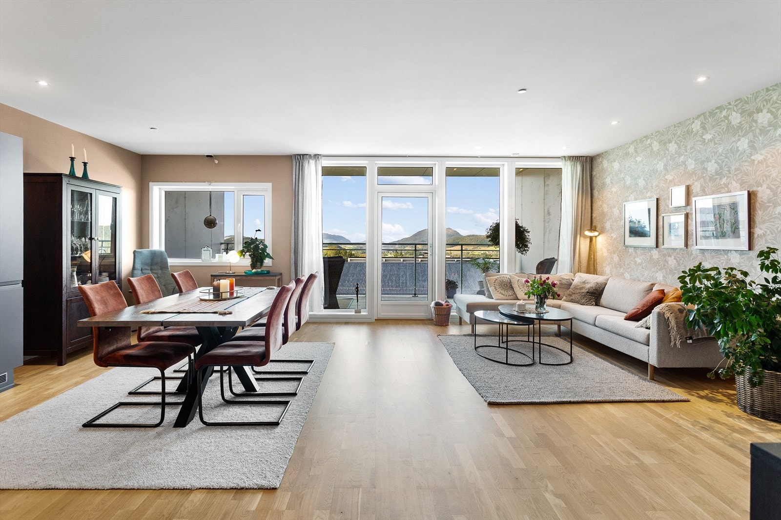 Det er en takoverbygd veranda på ca 20 kvm, uten innsyn og med gode solforhold Galleribilde