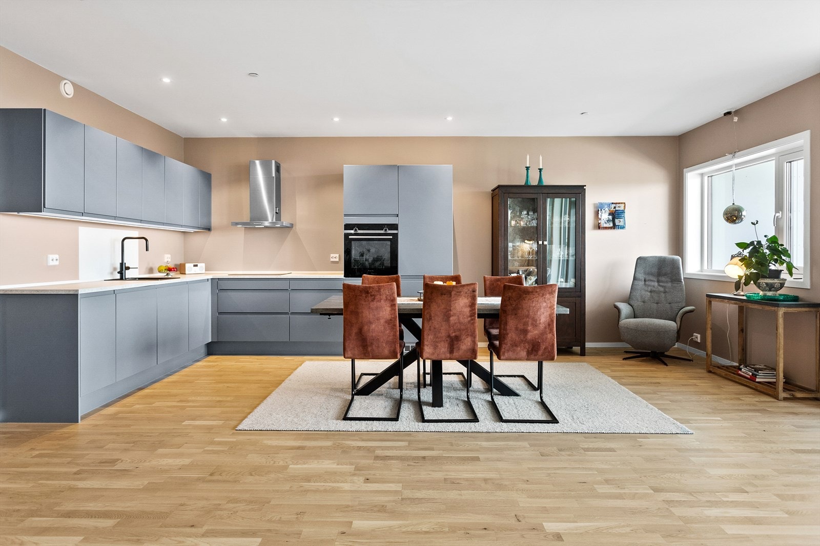 Innholdsrik kjøkkeninnredning fra HTH med integrerte hvitevarer, legg merke til spotbelysningen i taket Galleribilde