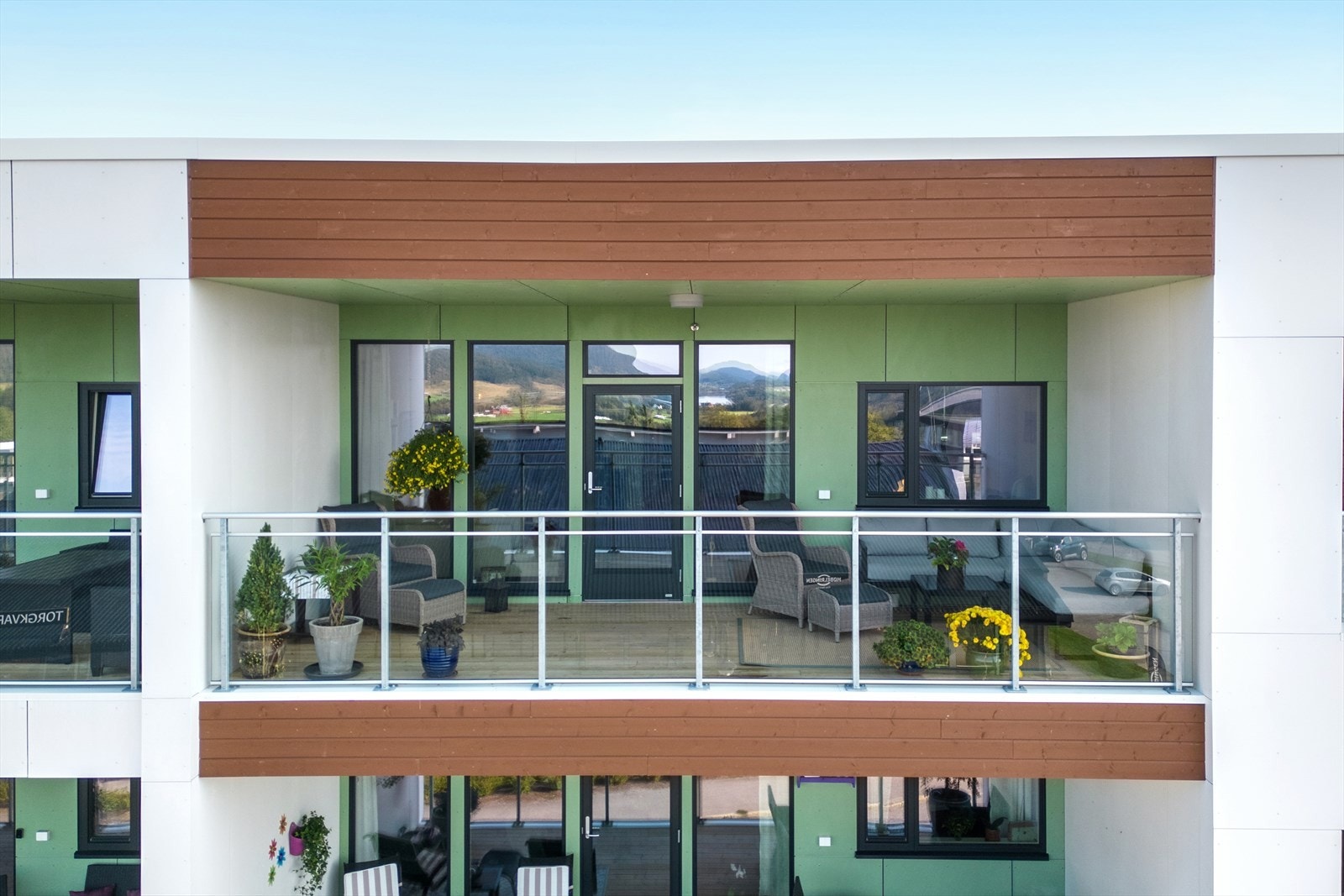 Takoverbygd veranda, betongen mellom leilighetene gjør at det er meget stille i hver leilighet Galleribilde