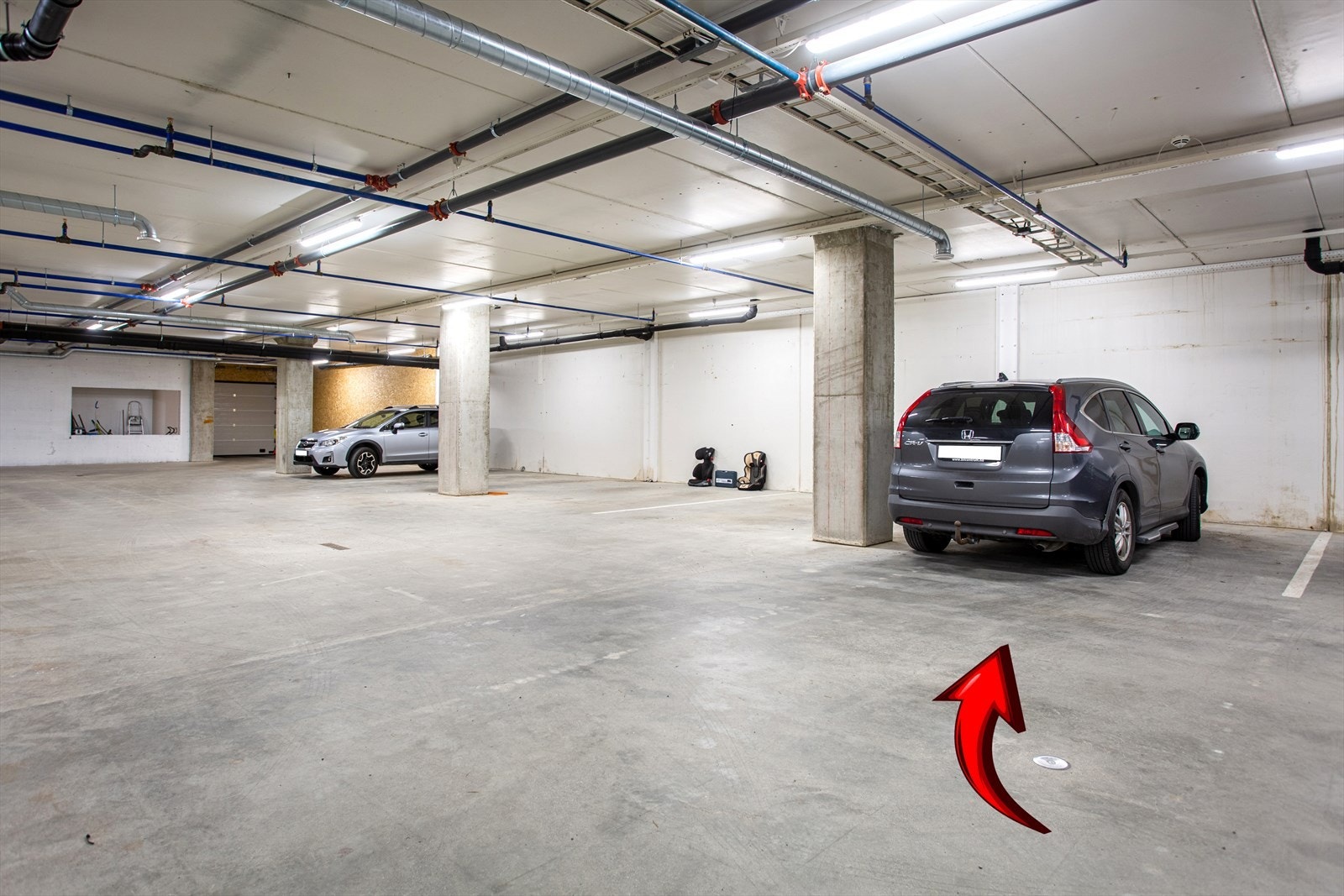 Det er parkeringsplass i kjelleren Galleribilde