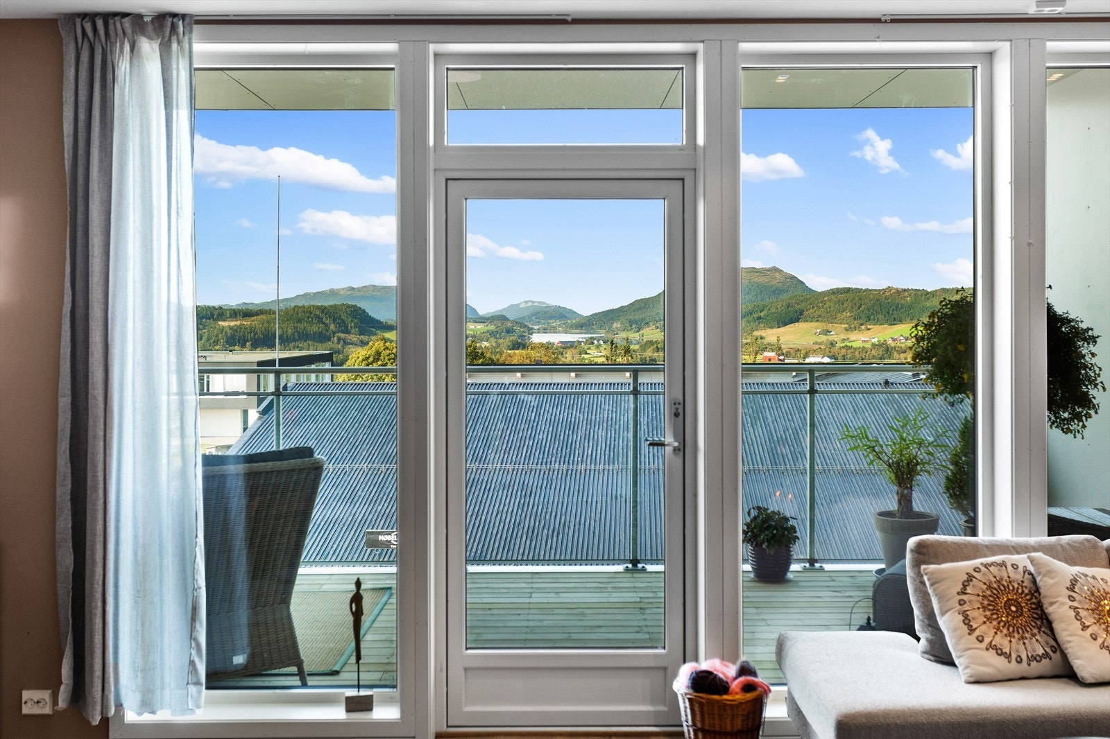 Flott utsikt ned mot Naklingvannet og utover Naklingfjellet Galleribilde