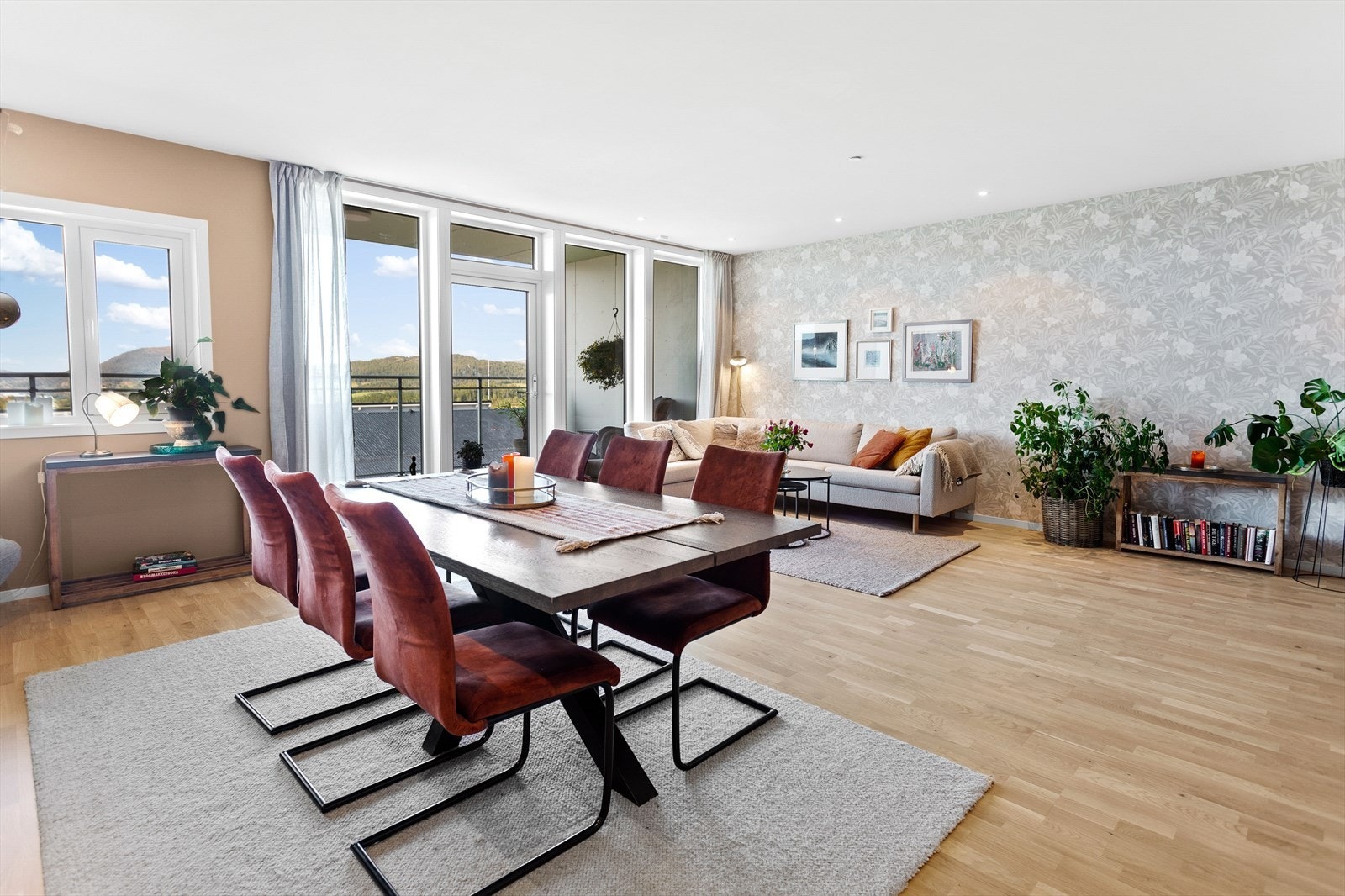 Det er vannbåren varme i leiligheten, og oppvarmingen er inkludert i felleskostnadene Galleribilde