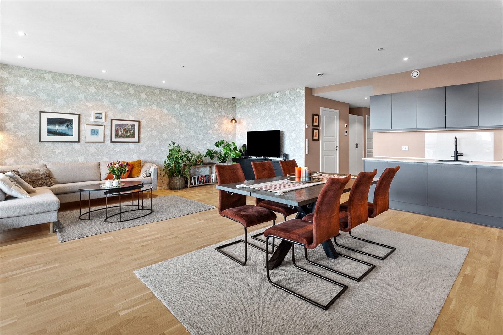 Den flotte tapeten gir et lunkt inntrykk i leiligheten Galleribilde