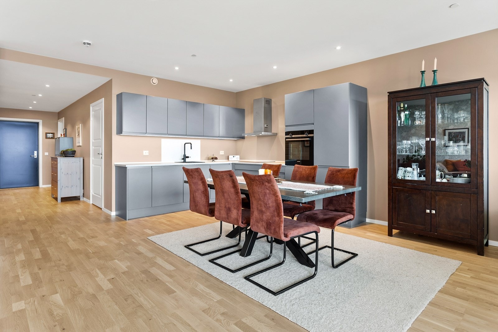 Det er listefrie løsninger mellom vegg og tak Galleribilde