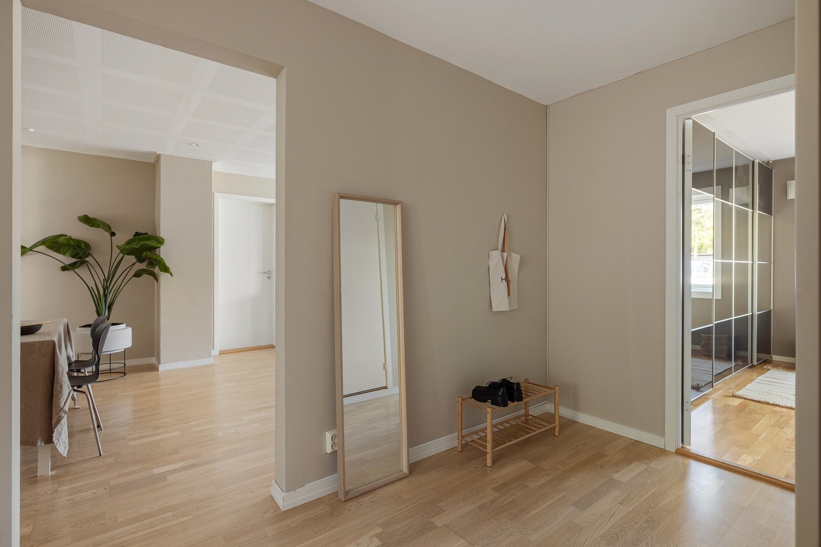 Rommet er luftig og gjør plass til kommode, skohylle, knagger eller lignende møblementer. Galleribilde