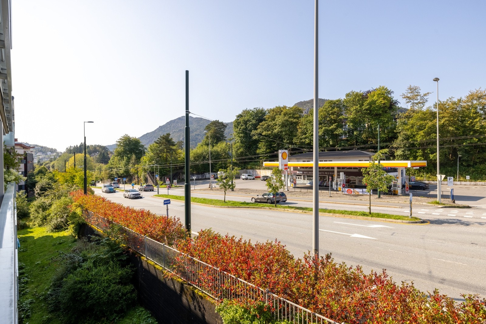 Nærmeste busstopp er rett utenfor leiligheten og linje 20 tar deg til Haukeland sykehus via Danmarksplass. Galleribilde
