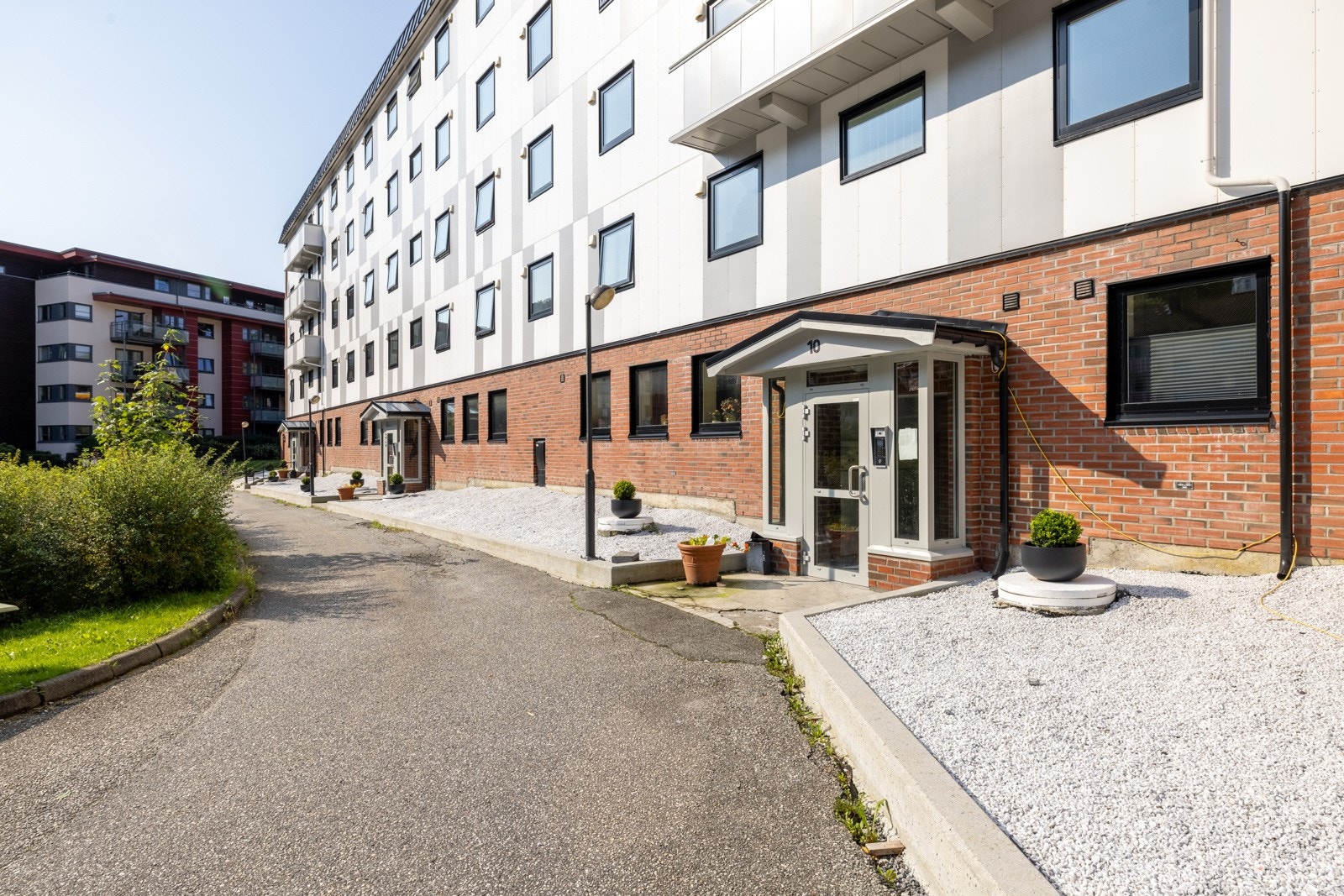 Borettslaget tar seg virkelig godt ut med nyrehabiliterte fasader og nye balkonger. Galleribilde