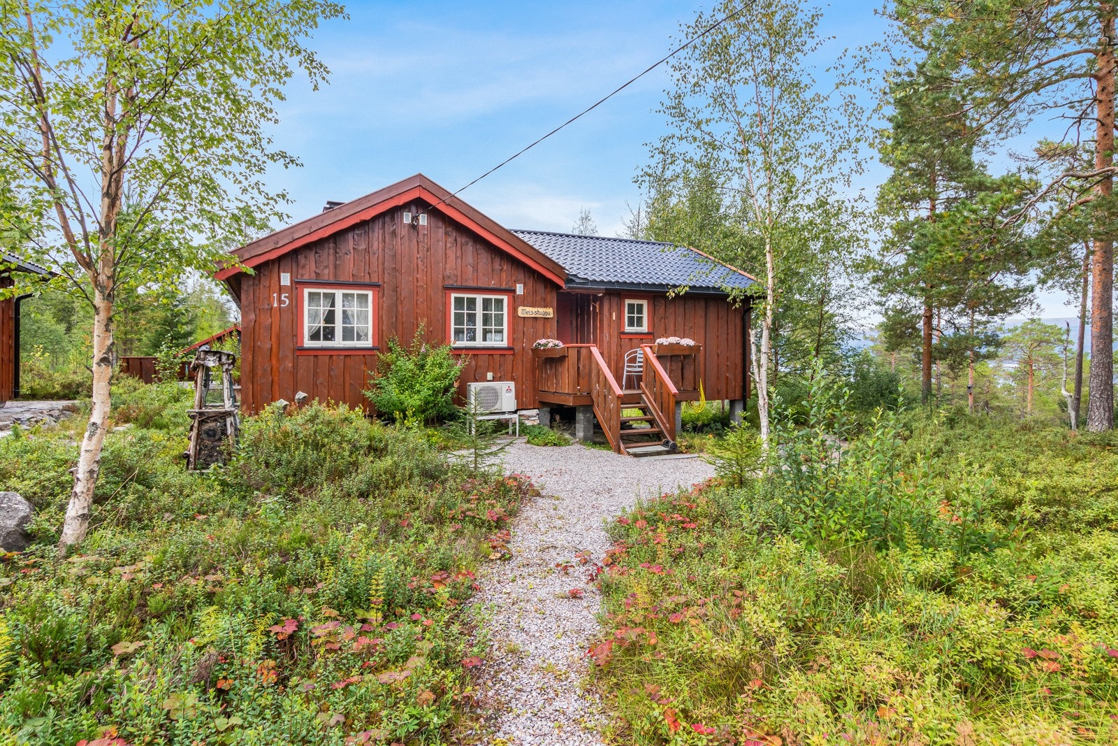 Fasade. Vannpost på vegg (helårsvann) like ved inngangspartiet. Galleribilde