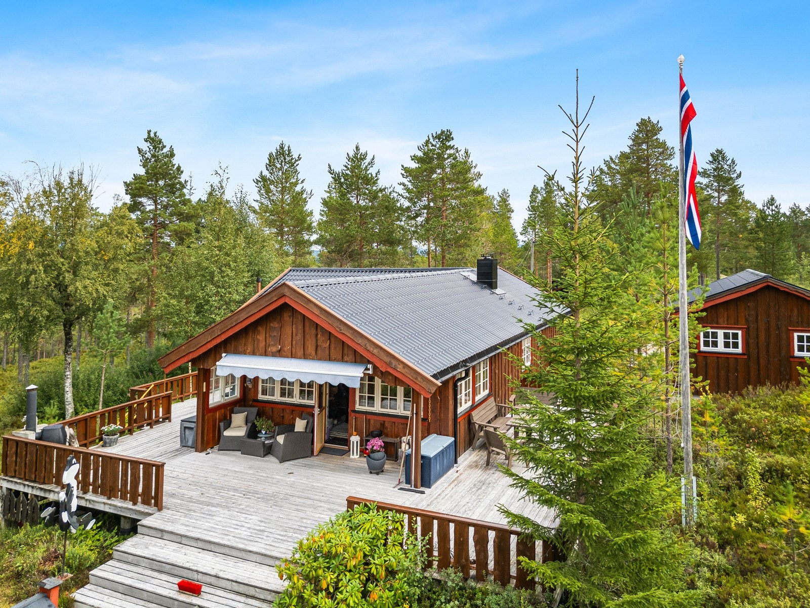 Flott hytte i ytterkant av hyttefeltet, med medfølgende garasje og naust. Galleribilde