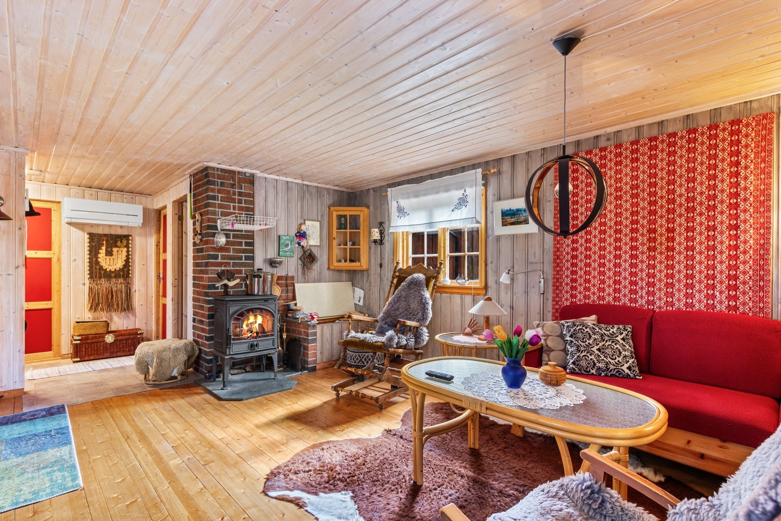 Lun og trivelig stue med vedovn og varmepumpe. Galleribilde