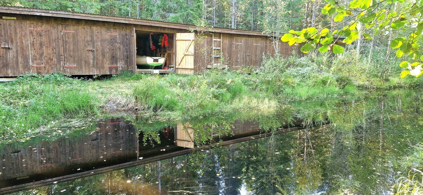 Naust nede ved Svartelva medfølger i handelen. Velkommen på visning! Galleribilde