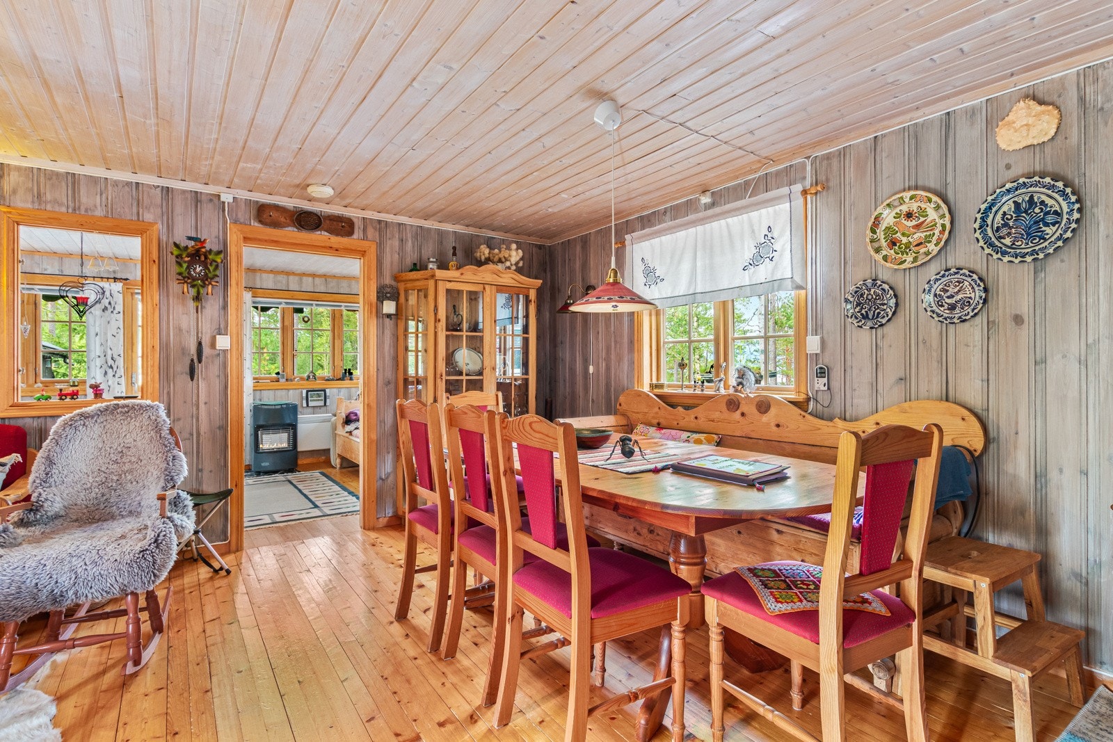 Stua er romslig, med god plass til spisestue. Galleribilde